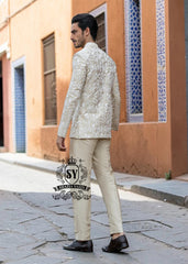 Impress everyone on your big day with a unique Dutch White Prince Coat. The perfect choice for the groom who values elegance and originality. Dutch White is a new classic that will highlight your unique style.