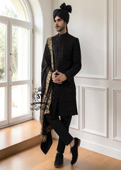 This men's wedding Sherwani is the perfect choice for the groom who wants a refined, modern, and impeccable look on his most important day. The tailored black Sherwani suit elegantly accentuates his figure, while the classic shawl adds a unique and sophisticated touch.