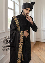 This men's wedding Sherwani is the perfect choice for the groom who wants a refined, modern, and impeccable look on his most important day. The tailored black Sherwani suit elegantly accentuates his figure, while the classic shawl adds a unique and sophisticated touch.