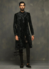 With its subtle sheen and textured embroidery, the sherwani is ideal for nikah ceremonies, intimate wedding receptions, and engagement dinners, especially on spring and autumn evenings.