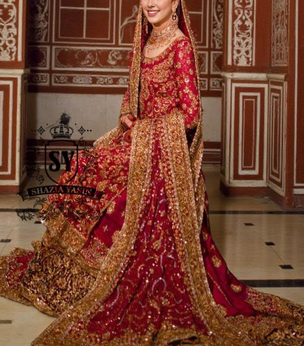 A dream bridal dress, long shirt entirely handcrafted in precious, impalpable chiffon. Adding to the majestic lehenga silhouette is a spectacular banarsi jamawar train, which flows with ethereal movements, giving the bride a scenic and luminous aura.