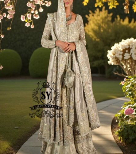 The Anarkali Lehenga style bridal dress is the embodiment of tenderness, sophistication and shine. For the bride who wants to combine classics, restraint and modern glamour.