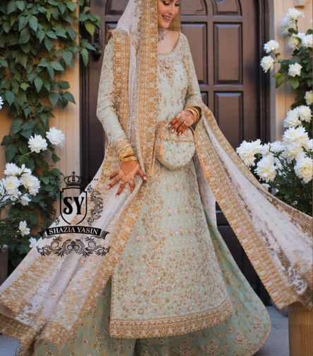 A Bridal dress woven from your dreams: incredibly magnificent, so that you feel like the heroine of your own fairy tale. A Two legged Lehenga silhouette, delicate embellishments, and a whisper of drama.