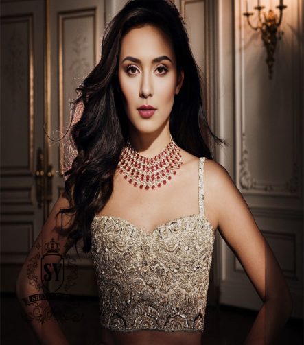 The mermaid wedding dress is the perfect choice to shine on your big day! With sparkling details and a curve-enhancing lehenga silhouette, you'll feel like a true queen.