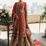 This exquisite red wedding dress exudes elegance and refinement, creating a sophisticated look perfect for a wedding. Chattapati Lehenga's designs are updated to reflect the latest trends, highlighting the bride's femininity.