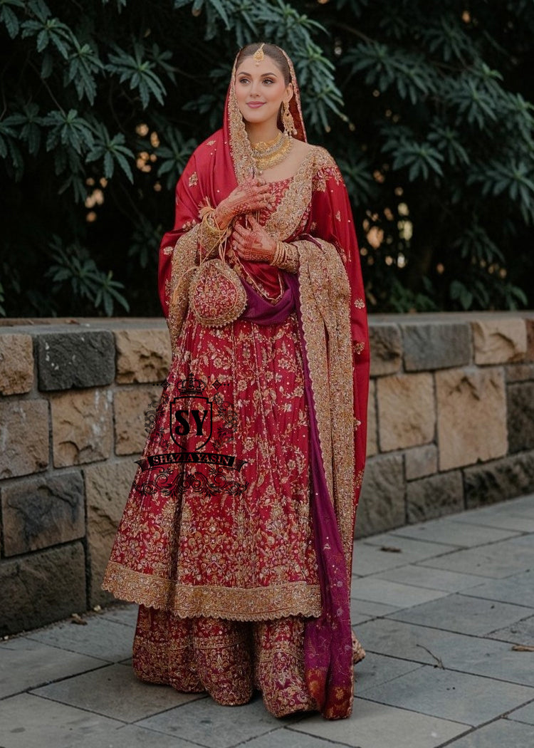 BridalDress221A Discover our unique Bridal dress – the quintessence of elegance and luxury! Dreamlike Pishwas add grace, while the flowing sharara creates a spectacular effect when moving. Delicate embellishments complete the look, giving it a unique sparkle. Perfect for any special occasion where style and class go hand in hand.