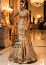 Ivy is a mermaid wedding dress that fascinates with the refinement of its lehenga silhouette, which delicately follows the lines of the body and highlights a timeless elegance. The blouse of the dress is outlined by a embellished neckline, while the long sleeves, made entirely of net with shiny floral embellishments, add an extra touch of sophistication.