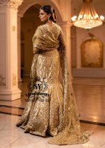 Ivy is a mermaid wedding dress that fascinates with the refinement of its lehenga silhouette, which delicately follows the lines of the body and highlights a timeless elegance. The blouse of the dress is outlined by a embellished neckline, while the long sleeves, made entirely of net with shiny floral embellishments, add an extra touch of sophistication.
