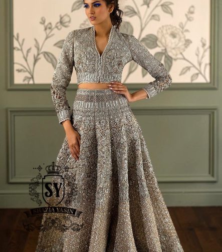 This breathtakingly beautiful bridal lehenga choli wedding dress will make any bride feel like an angel. A brilliance lies in every detail. This wedding dress explores the interplay of light through layers of tulle embellishments and intricate embroidery.