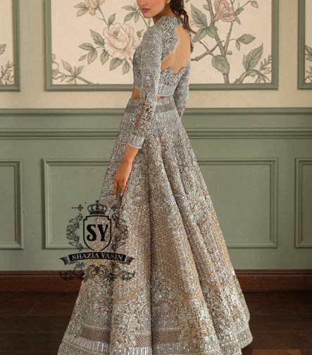 This breathtakingly beautiful bridal lehenga choli wedding dress will make any bride feel like an angel. A brilliance lies in every detail. This wedding dress explores the interplay of light through layers of tulle embellishments and intricate embroidery.