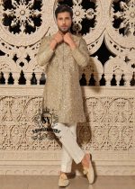 Unmistakable from every angle. A Kurta designed to leave an unforgettable impression.
The allure of details, the quality of materials, and the unmistakable style of Eid Special.