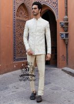 Impress everyone on your big day with a unique Dutch White Prince Coat. The perfect choice for the groom who values ​​elegance and originality. Dutch White is a new classic that will highlight your unique style.