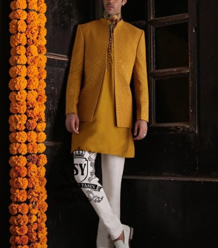 Adorn yourself in elegant attire with this Geebung-colored raw silk prince coat. The matching inner kurta and Off-White pajamas create a perfect match. Ideal for grooms.