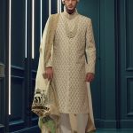 This cream-colored Sherwani suit from Shazia Yasin is the ideal choice for the modern groom. Classic, stylish, and perfectly tailored – for an unforgettable appearance on your big day.