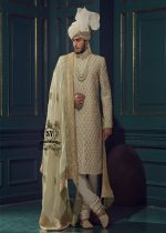 This cream-colored Sherwani suit from Shazia Yasin is the ideal choice for the modern groom. Classic, stylish, and perfectly tailored – for an unforgettable appearance on your big day.