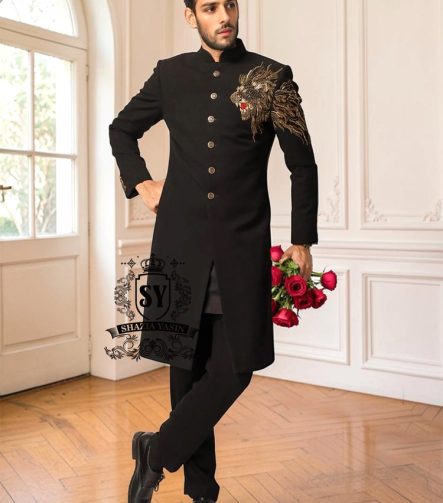 The Black Sherwani jacket, large hand-embellished with refined lion King design workmanship, adds brightness and exclusivity to the entire outfit. The mandarin collar with jeweled buttons adds a modern and elegant touch, perfect for those who want to stand out with class and personality.